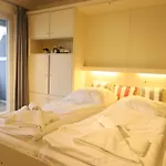 1-Zimmer-Appartement mit Einbauschränken und Doppelschrankbett
