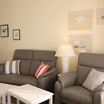 1-Zimmer-Appartement mit Einbauschränken und Doppelschrankbett