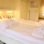 1-Zimmer-Appartement mit Einbauschränken und Doppelschrankbett