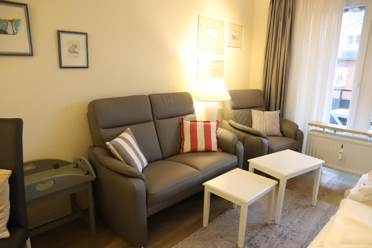 1-zimmer-appartement Mit Einbauschränken Und Doppelschrankbett *