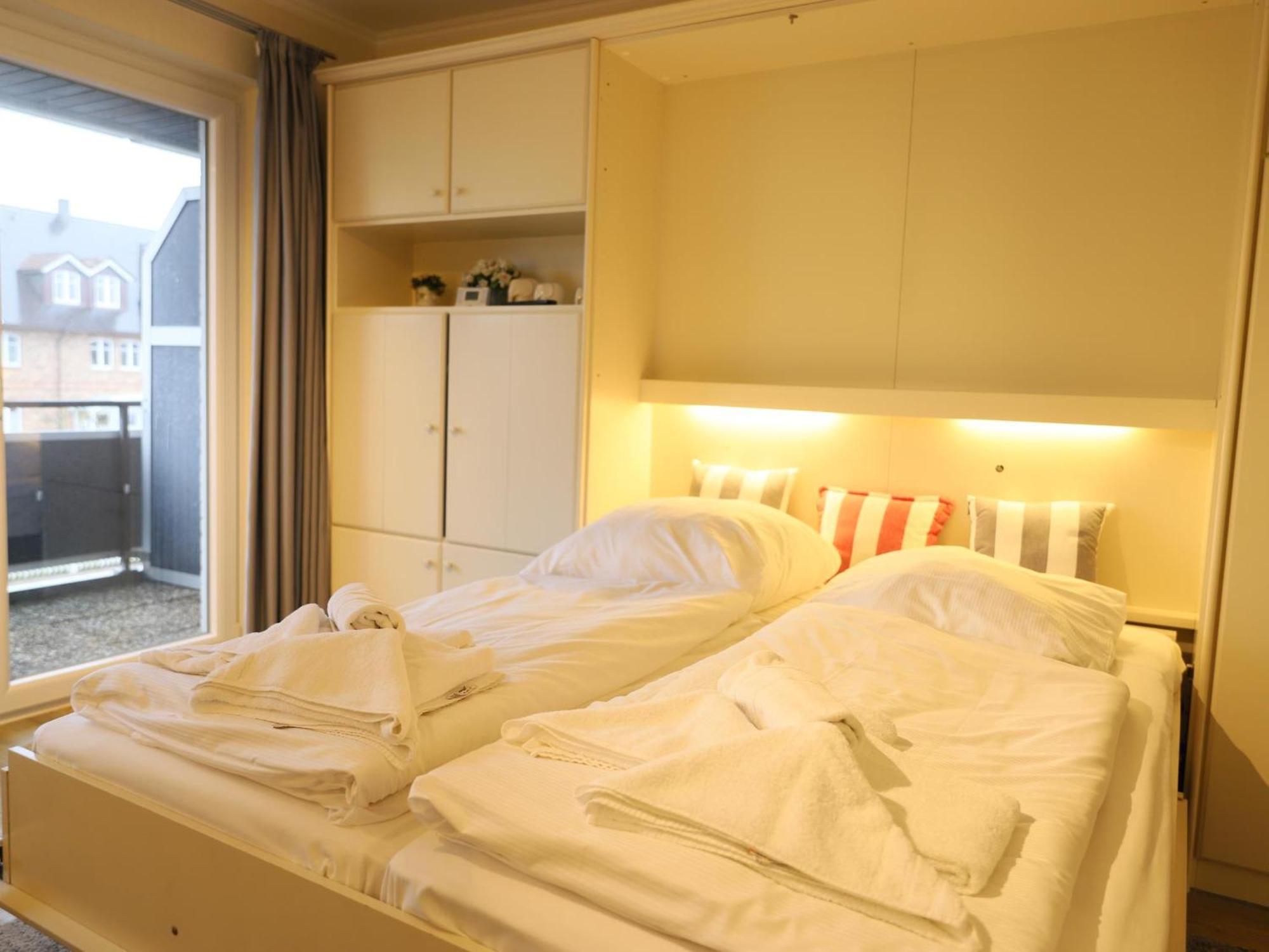 Apartment 1-zimmer-appartement Mit Einbauschränken Und Doppelschrankbett *