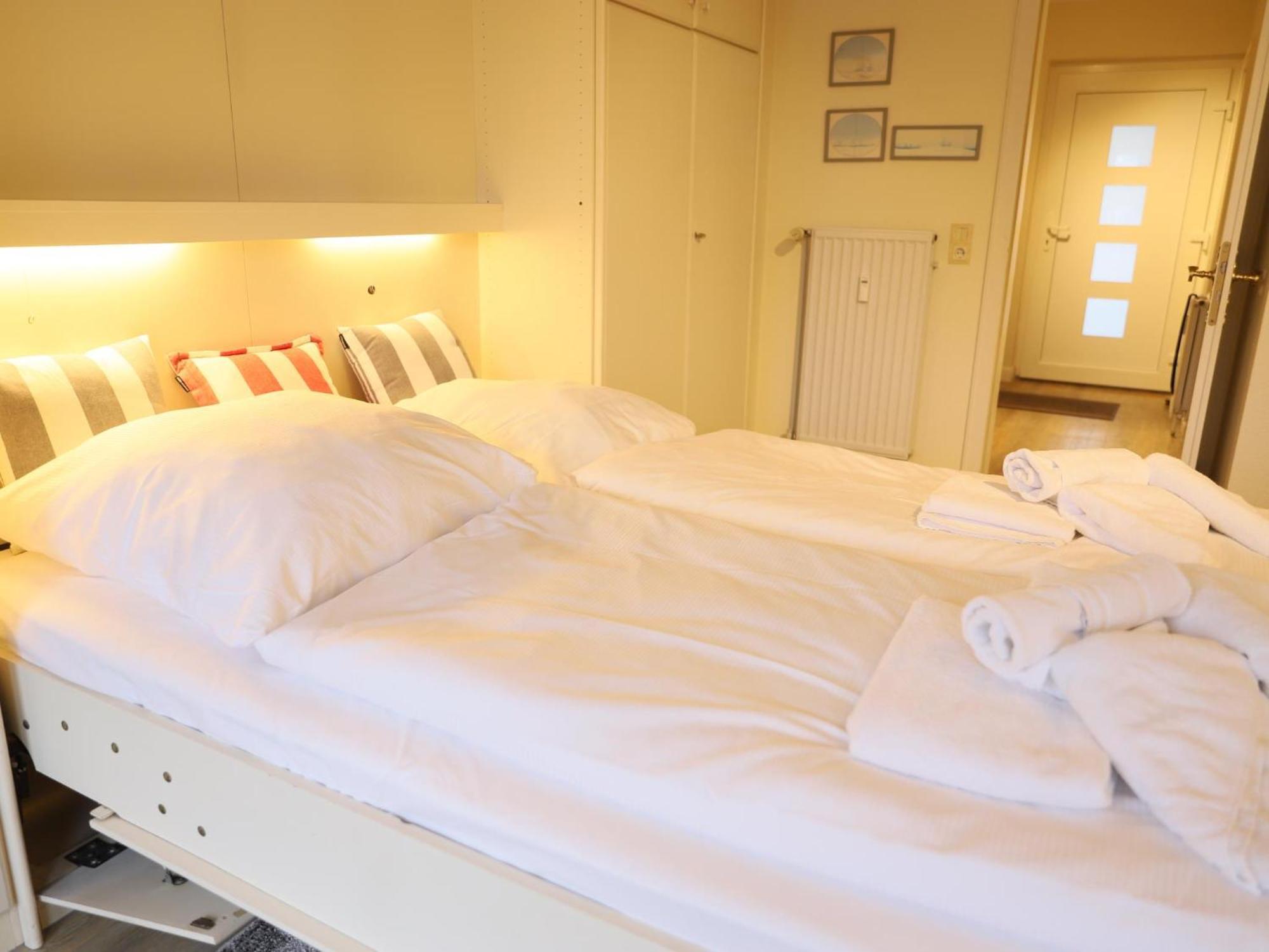 1-zimmer-appartement Mit Einbauschränken Und Doppelschrankbett